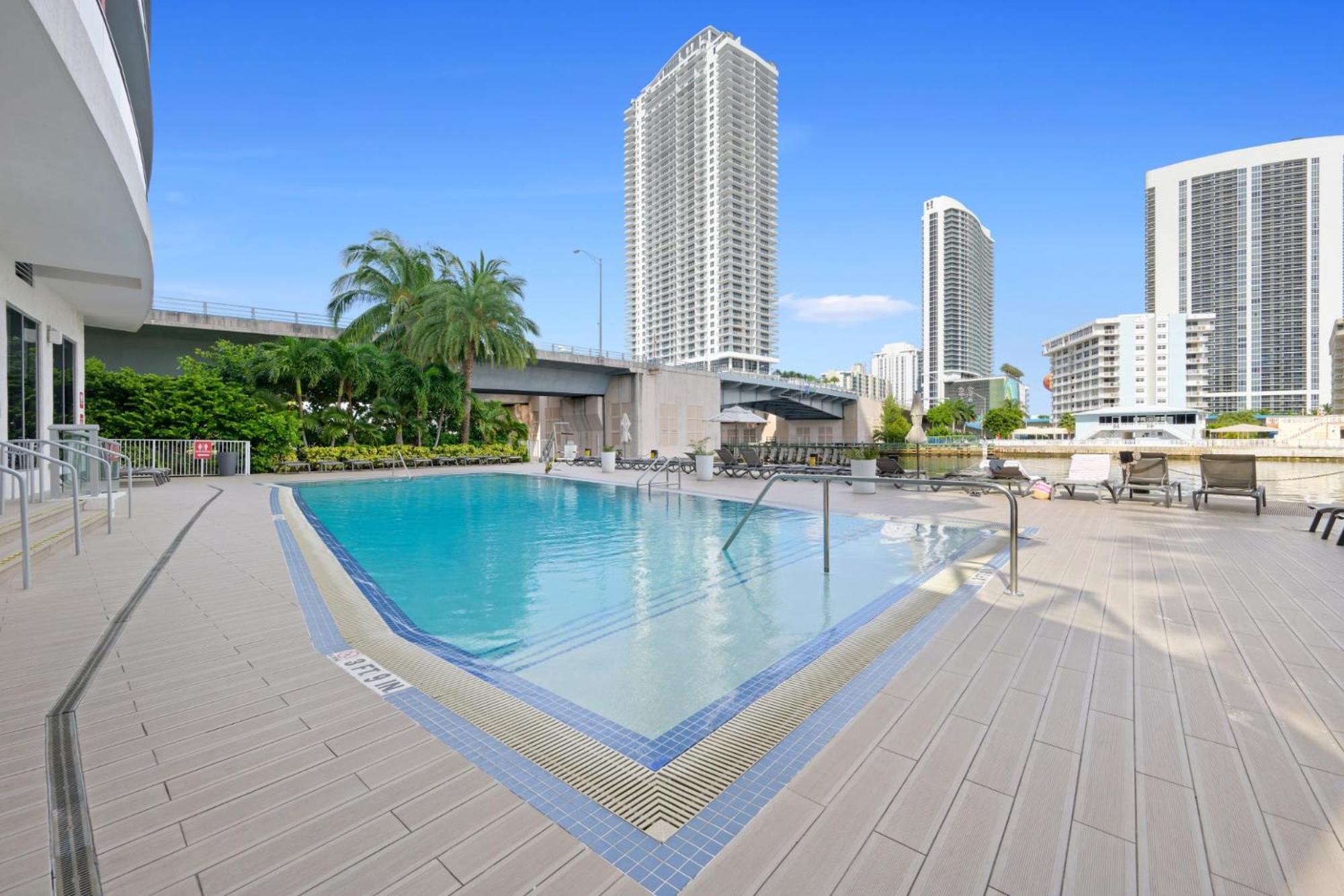 Hallandale Sky Water View Apartment Hallandale Beach Exterior photo